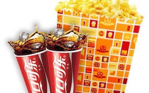 爆米花可乐套餐，影院必备经典