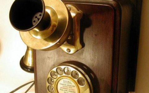 壁挂电话机：怀旧与实用的完美结合